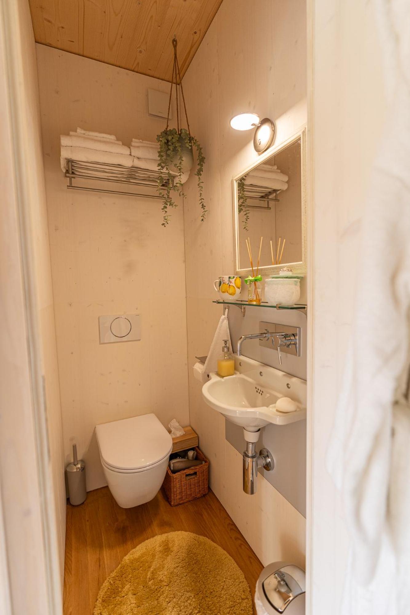 Tiny House Chez Claudine - Relaxen, Workspace, Naehe Thermen, Netflix, Free Parking & Wifi Brugg  Exterior photo
